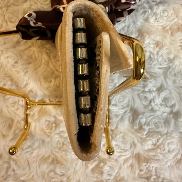 Gucci Logo Embossed key Holder - Picture 7 of 10